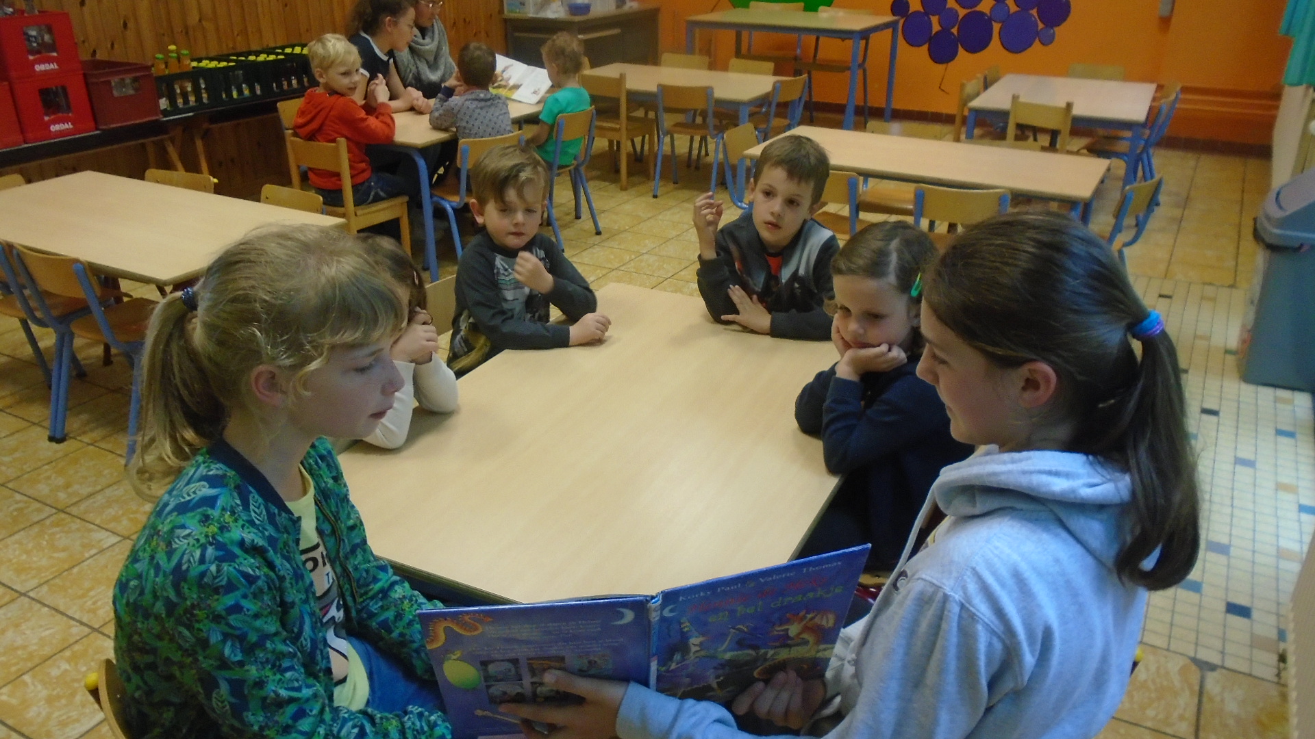 Leerlingen 6A komen voorlezen bij de kleuters van Stotert